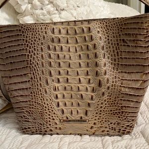 Brahmin shoulder bag, never used! Beautiful bag!